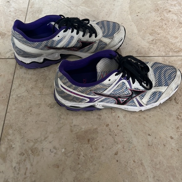 Mizuno Running Sneakers - Picture 3 of 6